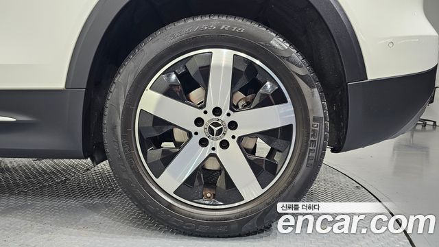 Mercedes-Benz GLB-Class GLB220
