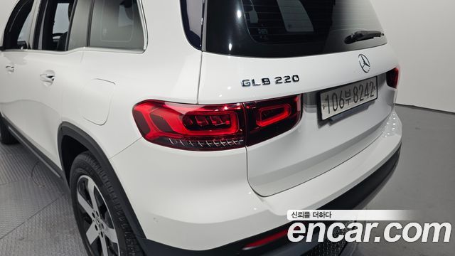 Mercedes-Benz GLB-Class GLB220