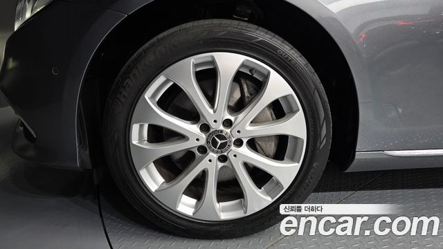 Mercedes-Benz E-Class E300 4MATIC Exclusive