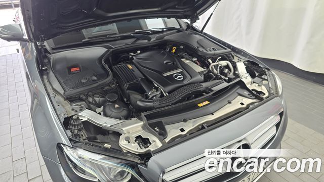 Mercedes-Benz E-Class E300 4MATIC Avnatgarde
