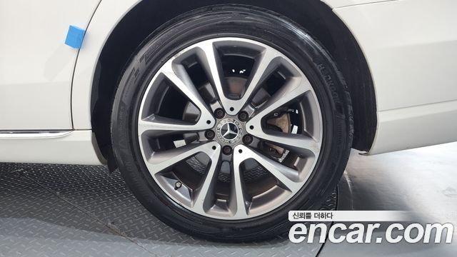 Mercedes-Benz E-Class E300 4MATIC Avnatgarde