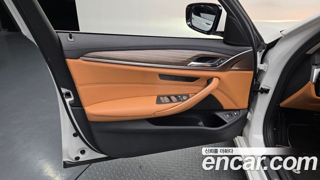 BMW 5-Series 530e Luxury