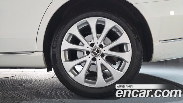 Mercedes-Benz E-Class E300 4MATIC Exclusive