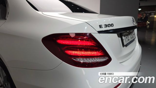 Mercedes-Benz E-Class E300 4MATIC Exclusive