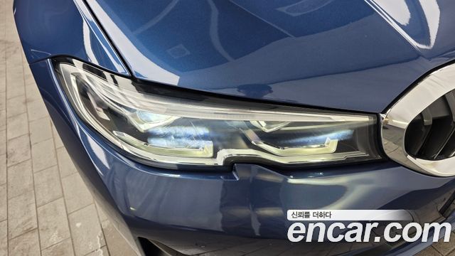 BMW 3-Series 320i