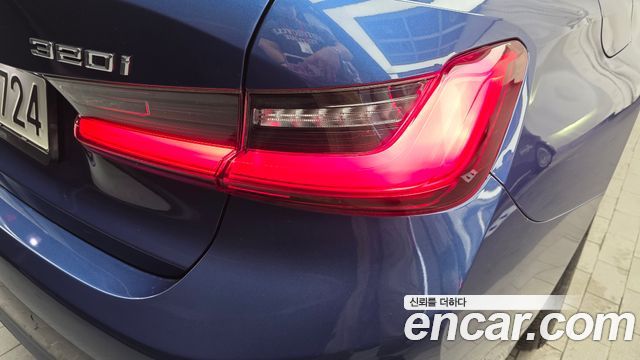 BMW 3-Series 320i