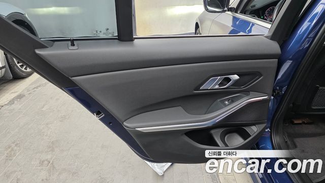 BMW 3-Series 320i