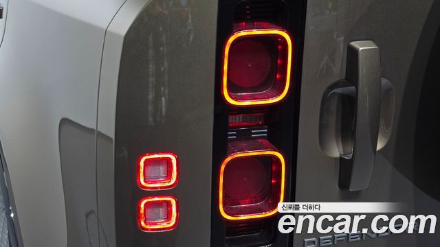 Land Rover Defender 110 P300 X-Dynamic SE