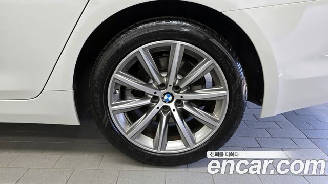 BMW 5-Series 520i Luxury