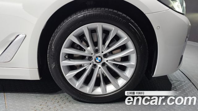 BMW 5-Series 530i xDrive Luxury