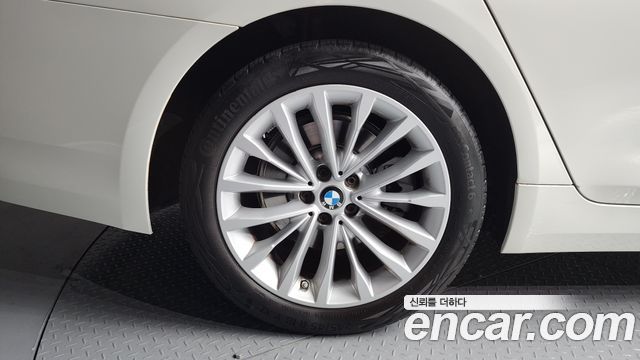 BMW 5-Series 520i Luxury