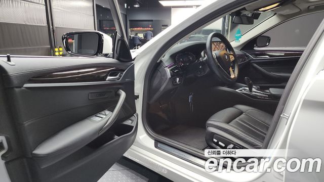 BMW 5-Series 520i Luxury