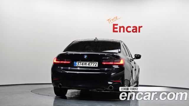 BMW 3-Series 320i Luxury