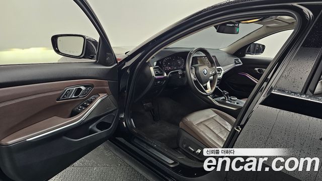 BMW 3-Series 320i Luxury
