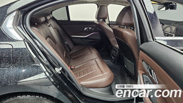 BMW 3-Series 320i Luxury