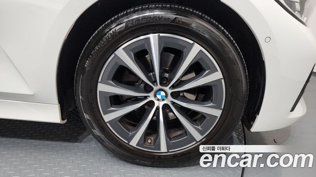 BMW 3-Series 320i