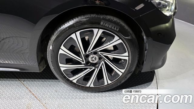 Mercedes-Benz E-Class E300 4MATIC Exclusive