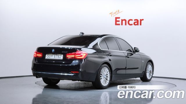 BMW 3-Series 320i Luxury