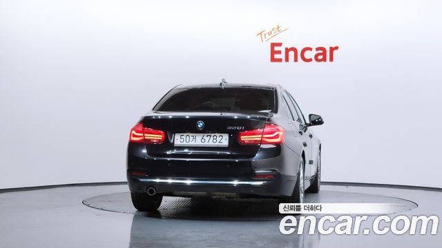 BMW 3-Series 320i Luxury