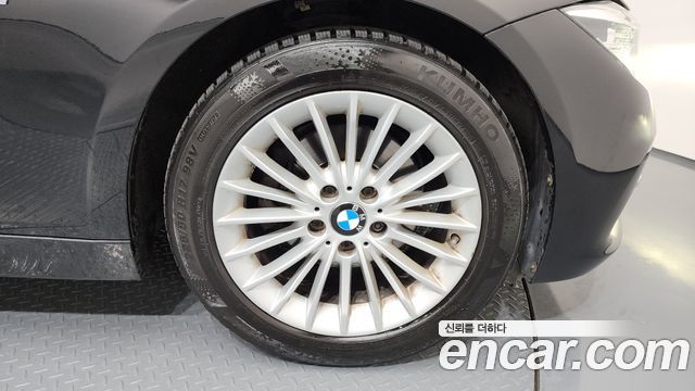 BMW 3-Series 320i Luxury