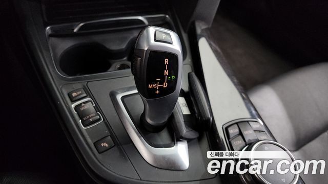 BMW 3-Series 320i Luxury