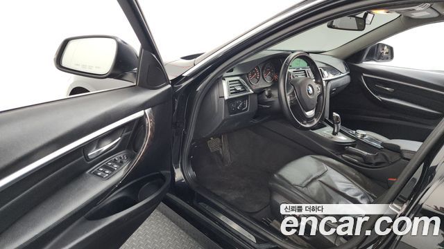 BMW 3-Series 320i Luxury