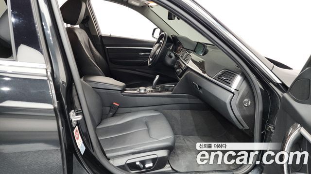 BMW 3-Series 320i Luxury