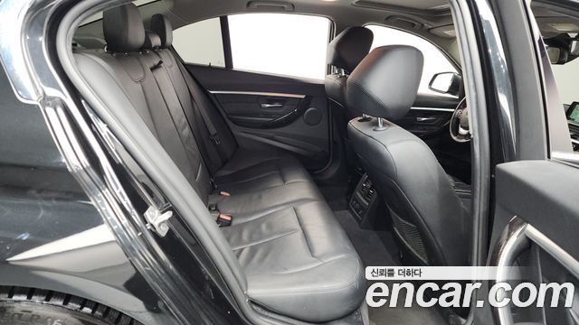 BMW 3-Series 320i Luxury