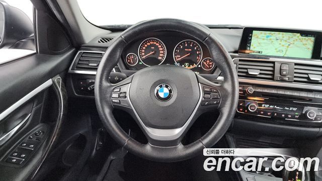 BMW 3-Series 320i Luxury