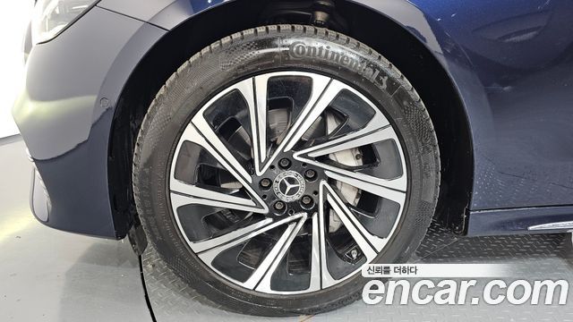 Mercedes-Benz E-Class E300 4MATIC Exclusive
