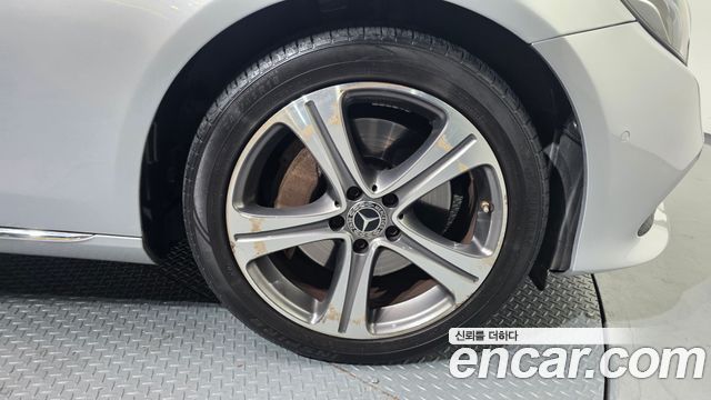 Mercedes-Benz E-Class E300 4MATIC Avnatgarde
