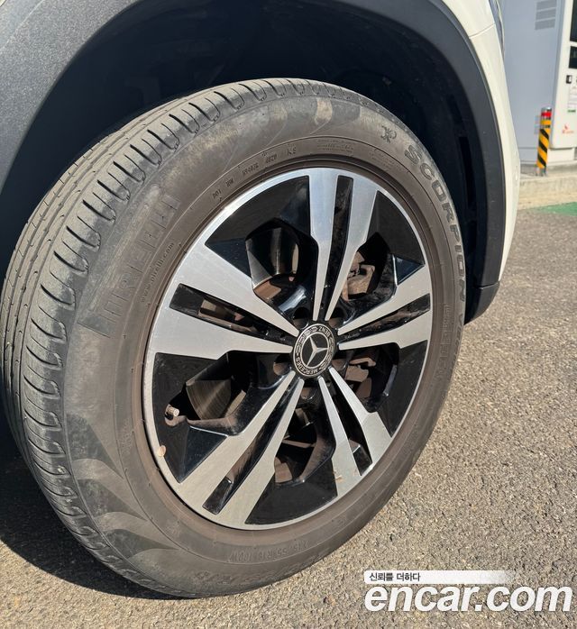 Mercedes-Benz GLB-Class GLB220