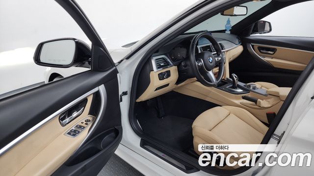 BMW 3-Series 320i M Sport Shadow