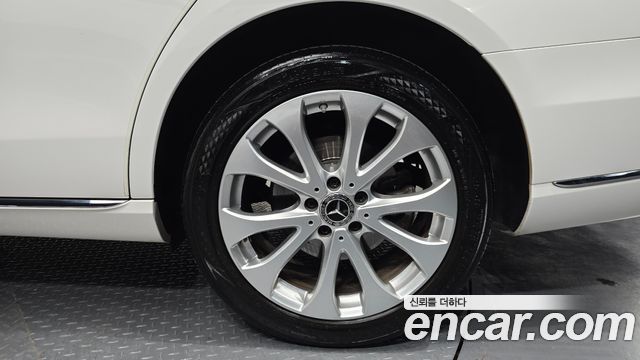 Mercedes-Benz E-Class E300 4MATIC Exclusive