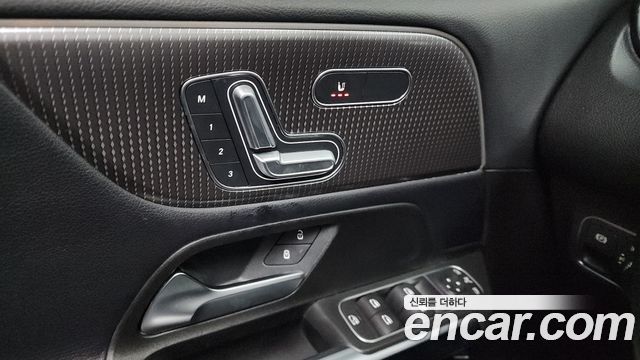 Mercedes-Benz GLB-Class GLB220