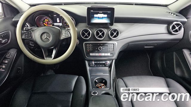 Mercedes-Benz GLA-Class GLA220