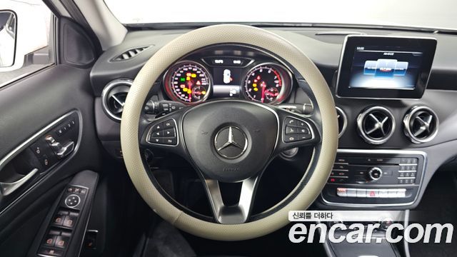 Mercedes-Benz GLA-Class GLA220