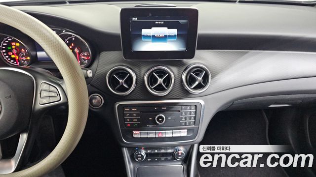 Mercedes-Benz GLA-Class GLA220