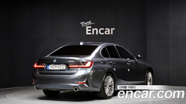 BMW 3-Series 320i Luxury