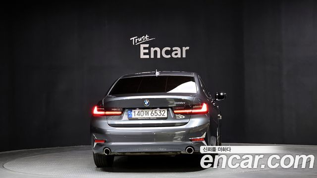 BMW 3-Series 320i Luxury