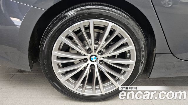 BMW 3-Series 320i Luxury