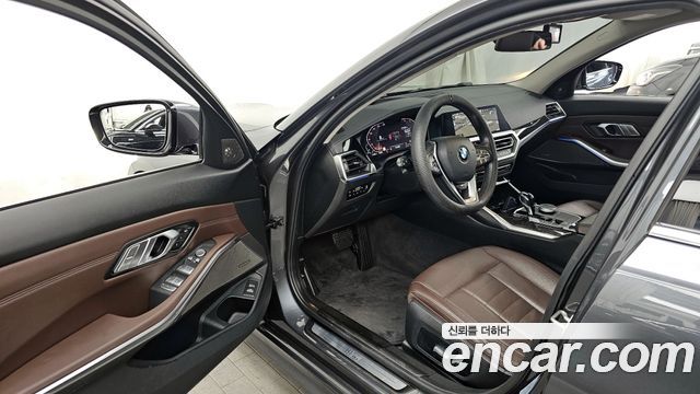 BMW 3-Series 320i Luxury