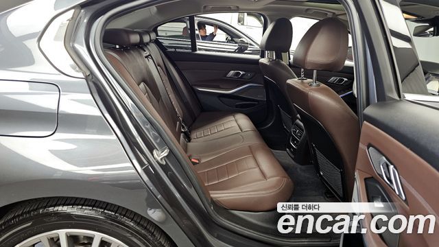 BMW 3-Series 320i Luxury