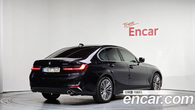 BMW 3-Series 320i Luxury