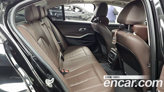 BMW 3-Series 320i Luxury