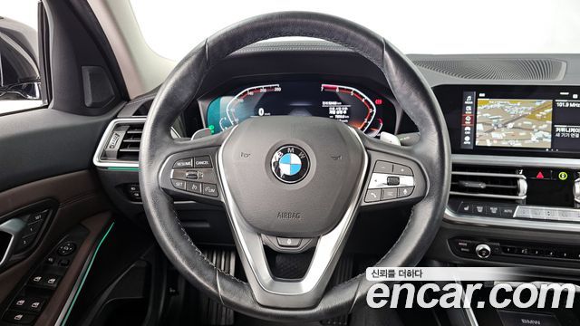 BMW 3-Series 320i Luxury