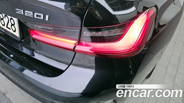 BMW 3-Series 320i Luxury