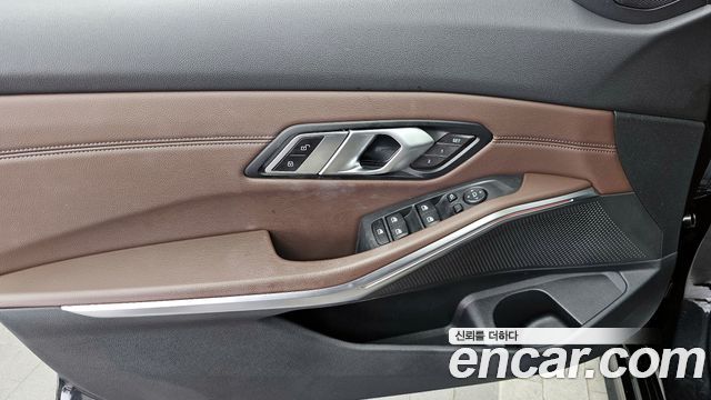 BMW 3-Series 320i Luxury