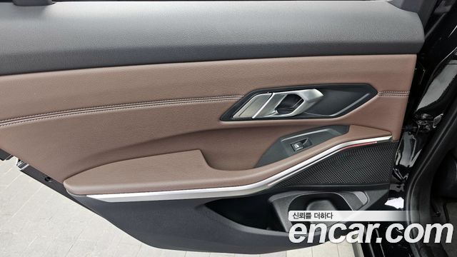 BMW 3-Series 320i Luxury