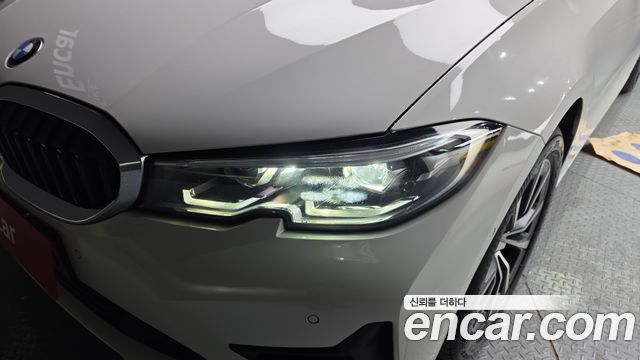 BMW 3-Series 320i